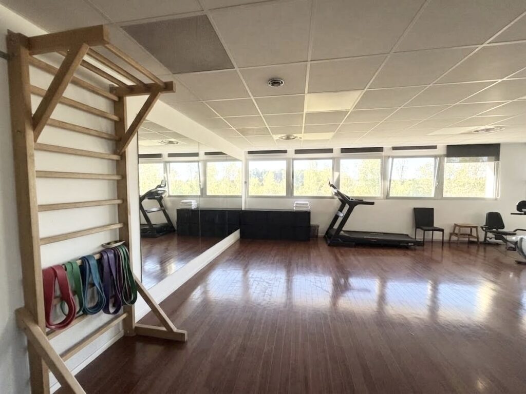 Salle de kinésithérapie du Cabinet kiné du Lac au Crès, avec équipements de rééducation